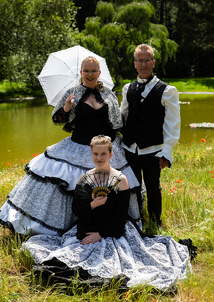 schoen angezogene Familie